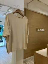 Remera color beige de morley y viscosa, de manga corta y corte holgado.