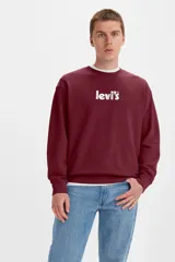 Buzo de cuello redondo Levi's en color bordó, con corte holgado y logo de la marca estampado en blanco en el centro del pecho.