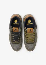 Championes Satorisan modelo Chacrona Premium, de diseño inspirada en el cross training de los años 80. Confeccionados en cuero color verde militar con detalles en marrón tostado y negro, entresuela con estampado texturizado y suela de gran agarre.