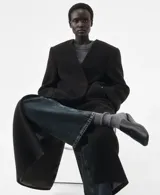 Calcetines de tejido de punto fino en mezcla de lana y cashmere, con diseño de caña media y textura acanalada.