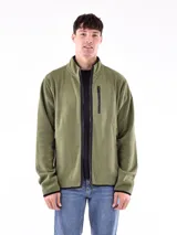 Campera de micropolar verde oliva con cierre frontal, cuello alto y bolsillos laterales con cierre.