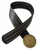 Cinto ancho negro con perforaciones y ojetillos metálicos dorados en toda la tira. Cuenta con una hebilla redonda grande de metal dorado con diseño grabado y motivo central de flor.