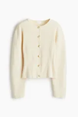 Saco ajustado en punto acanalado color beige, con cuello redondo, cierre frontal con botones jaspeados, hombros caídos y mangas largas con puños ceñidos.