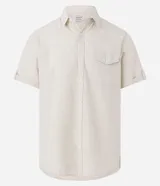 Camisa comfort masculina de lino y algodón color marrón, con cuello inglés, mangas cortas con vuelta, cierre frontal por botones y un bolsillo en el pecho.