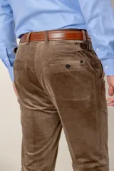 Pantalón de pana de corte recto custom fit, color marrón, con bolsillos laterales y cierre de botón y cremallera.