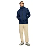 Chaqueta impermeable de hombre, color azul marino, con capucha ajustable, cierre frontal completo, bolsillos laterales con cierre y puños ajustables con velcro. Diseño técnico con tecnología resistente al agua y al viento.