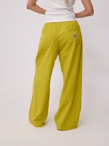 Pantalon de corte amplio y tiro alto con cintura elastizada, confeccionado en una mezcla de algodón y lino.