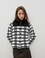 Saco de punto con diseño de cuadros, cierre frontal con botones y cuello de pelo sintético desmontable.