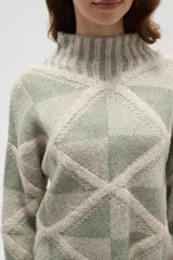 Sweater de punto con diseño geométrico de rombos en tonos beige y marrón, cuello alto tipo polera y mangas largas.