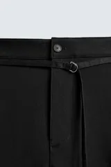 Pantalón de corte balloon fit en color gris, confeccionado en tejido con viscosa. Presenta pliegues frontales, cintura con cinturón integrado a contraste, bolsillos laterales y bolsillos traseros de vivo.