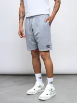 Bermuda de felpa Umbro de color azul, con cintura elástica con cordón de ajuste y bolsillos laterales. Presenta el logo de la marca bordado en blanco en el lateral izquierdo.