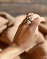 Anillo de plata 925 con diseño orgánico y voluminoso, con textura irregular que evoca una forma natural.