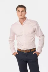Camisa de vestir lisa color rosa claro, de manga larga, con cuello abotonado, bolsillo en el pecho y logo bordado.