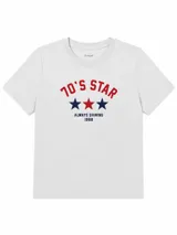 Remera blanca de manga corta con cuello redondo, confeccionada en algodón, con estampa frontal inspirada en estilo universitario que dice '70'S STAR ALWAYS SHINING 1988' acompañada de estrellas en tonos rojo y azul.