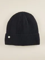 Gorro de lana tejido a punto acanalado, color gris oscuro, con dobladillo y logo metálico pequeño en el lateral.