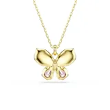 Colgante con cadena dorada y dije de mariposa con cristales de diferentes formas y colores. El cuerpo de la mariposa tiene una piedra verde en forma de óvalo. Las alas superiores tienen cristales verdes, rosas y blancos. Las alas inferiores tienen cristales rosas y naranjas.