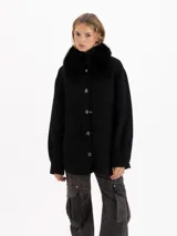 Chaqueta de paño color negro con cuello desmontable de piel sintética, bolsillos plaqué frontales y cierre con botones metálicos.