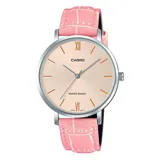 Reloj analógico Casio con caja redonda de acero inoxidable y esfera rosada minimalista. Cuenta con correa de cuero con textura grabada en color rosado y cierre de hebilla.