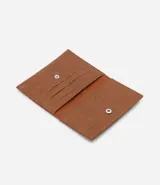 Billetera pequeña tipo sobre color marrón con textura croco y logo triangular metálico. Cierre con botón a presión.