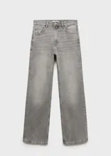 Jeans de corte recto y diseño loose, confeccionados en tejido de algodón estilo tejano vaquero. Presentan tiro medio, cierre de cremallera con botón, trabillas para cinturón, bolsillos delanteros con bolsillo portamonedas y bolsillos de parche en la parte posterior.
