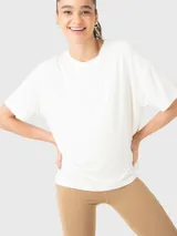 Remera de manga corta color blanco, con diseño oversize y cuello redondo, confeccionada en tela fresca y cómoda.
