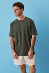 Remera marrón de manga corta, con cuello redondo y diseño holgado.
