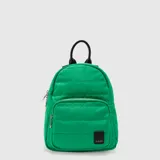 Mochila pequeña de diseño acolchado en color verde, con cierre principal y bolsillo frontal con cierre. Cuenta con asa superior y detalles en cuero sintético negro, incluyendo una etiqueta con el logo de la marca.
