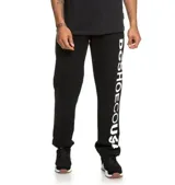 Pantalón de jogging DC Shoes modelo Clewiston, color negro con estampa vertical en contraste con el nombre de la marca en la pierna, puños elásticos en los tobillos y bolsillos laterales.
