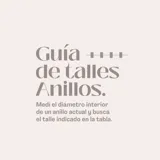Anillo tipo alianza de oro blanco 18k con engaste de esmeraldas pequeñas en todo el frente.