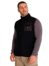 Chaleco de polar negro Caterpillar, con cuello alto, cierre frontal completo y un bolsillo en el pecho con solapa y el logo de la marca.