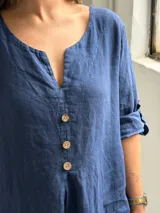 Blusa azul marino de lino, con escote en V y botones frontales de madera.