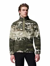 Buzo polar de cuello alto con cierre de botones a presión, manga larga y bolsillo frontal con cierre. Presenta un estampado de paisaje montañoso en tonos verdes y beige.