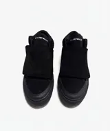 Zapatillas Airwalk modelo Stone Black, color negro, de diseño urbano y skater. Confeccionadas en gamuza y materiales resistentes, cuentan con una solapa con cierre de velcro que cubre los cordones y suela de goma texturizada con el logo de la marca en el lateral.