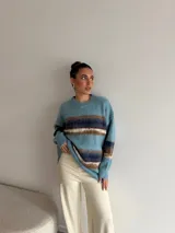 Pantalón de corte recto y holgado, confeccionado en tejido de viscosa con interior de felpa, con cintura elástica.