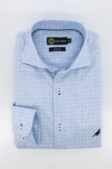 Camisa de vestir celeste con microestampado a cuadros, corte slim fit, cuello italiano y logo bordado de un pájaro en el frente.