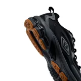 Championes deportivos Umbro modelo Iren, color negro con detalles en gris oscuro y suela de goma en tono tostado.