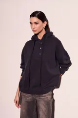 Sweater con capucha color negro, con cordones ajustables y botones en el escote.