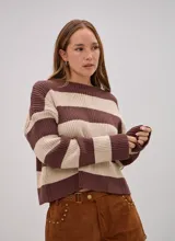 Sweater de punto con diseño de rayas horizontales anchas en color marrón y beige, de corte holgado y cuello redondo.