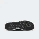 Championes de entrenamiento Reebok Flip Charge, color negro con detalles en naranja coral. Presentan una malla transpirable en la parte superior, refuerzos laterales y una entresuela robusta en gris claro con el logo de Reebok en naranja en la parte trasera.