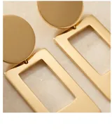 Caravanas colgantes de acero con baño de oro, compuestas por un círculo superior y un rectángulo inferior calado.