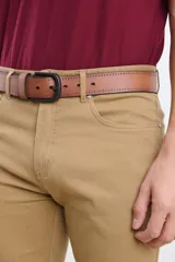 Cinturón marrón de cuero con hebilla metálica negra y perforaciones decorativas.