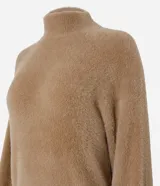 Suéter de poliamida afelpada color tostado, con cuello alto y mangas largas de diseño holgado.
