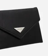 Billetera femenina tipo sobre, color negro, confeccionada en poliuretano con acabado en caseína. Presenta un recorte triangular en la tapa delantera, cierre con botón a presión y una placa metálica triangular con el logo de Satinato.