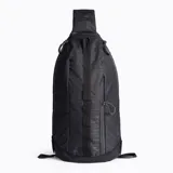Mochila tipo morral de un solo hombro, color negro con textura cuadriculada. Cuenta con cierre lateral, correas ajustables para uso ambidiestro y panel trasero de espuma para mayor comodidad.