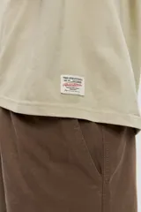 Remera de manga corta y cuello redondo, de corte clásico y color marrón.