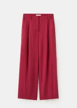 Pantalón de corte recto y tiro medio color bordó, confeccionado en lyocell, con trabillas en la cintura y bolsillos laterales.
