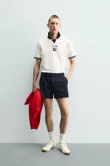 Shorts de corte sastrero confeccionados en tejido de piqué elástico, con cierre frontal de cremallera y gancho metálico oculto, y bolsillos laterales.