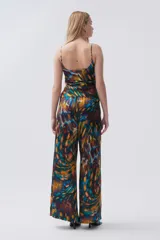 Top color beige de viscosa con escote en V y breteles finos.