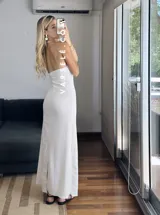 Vestido largo blanco de tejido cloque con licra, corte ajustado y breteles finos.