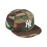 Gorra tipo snapback con diseño de camuflaje, bordado frontal con el logo de los New York Yankees en color blanco y logo de New Era en el lateral.